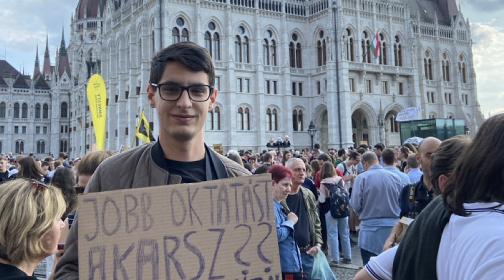 Tüntetés a Parlament előtt az oktatásért.